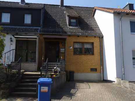 Zwangsversteigerung Reihenhaus in Salzgitter, Bad – Straßenseitige Ostansicht des Reihenmittelhauses mit Hauseingang und Vorplatz.