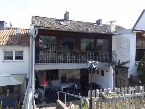 Zwangsversteigerung Reihenhaus in Salzgitter, Bad – Gartenseitige Westansicht mit Wintergarten und Terrasse.