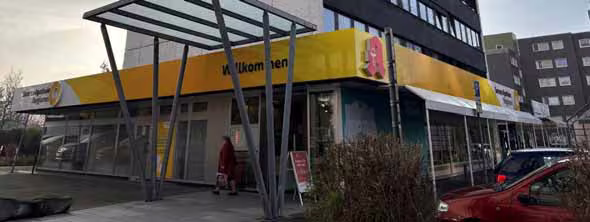 Zwangsversteigerung Büro in Bergkamen, Weddinghofen – Nordwestansicht mit Überdachung der Apotheke