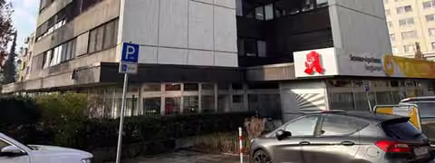 Zwangsversteigerung Büro in Bergkamen, Weddinghofen – Nordostansicht mit Zufahrt und Parkplatzbereich