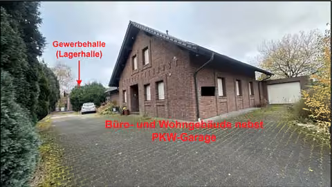 Zwangsversteigerung Einfamilienhaus in Wesel, Obrighoven-Lackhausen – Nord-West-Ansicht des Büro- und Wohngebäudes mit Zufahrt zur Gewerbehalle