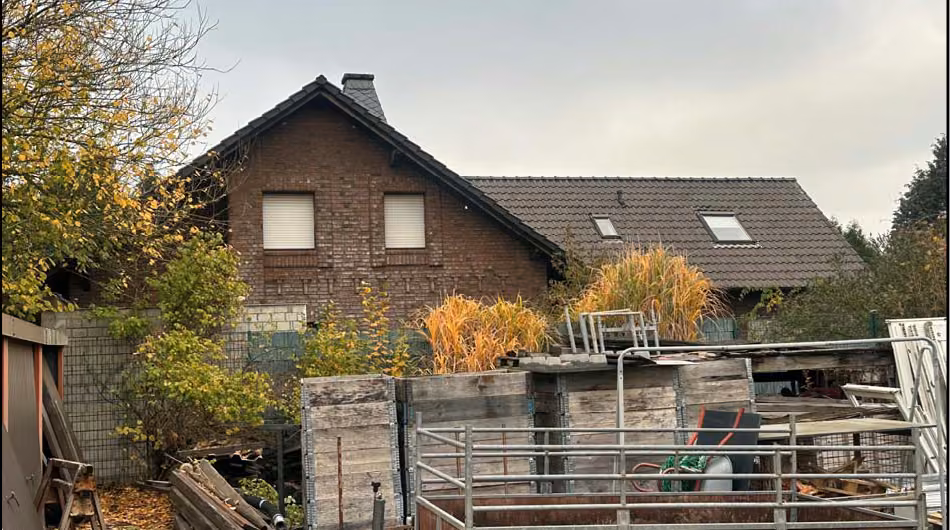 Zwangsversteigerung Einfamilienhaus in Wesel, Obrighoven-Lackhausen – Süd-Ansicht des Büro- und Wohngebäudes mit Gartenbereich