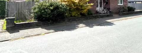 Zwangsversteigerung Einfamilienhaus in Metelen – Außenansicht von Norden mit Zufahrt und angebauter Garage.