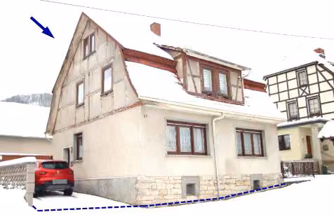 Zwangsversteigerung Einfamilienhaus in Großbartloff – Straßenseitige Außenansicht des Einfamilienhauses mit Giebel und Eingangsbereich.