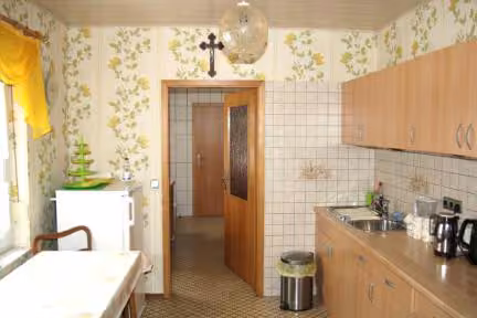 Zwangsversteigerung Einfamilienhaus in Großbartloff – Innenaufnahme der Küche mit Einbauküche und Fliesen.