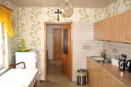 Zwangsversteigerung Einfamilienhaus in Großbartloff – Innenaufnahme der Küche mit Einbauküche und Fliesen.