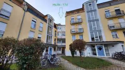 Zwangsversteigerung Eigentumswohnung in Ingolstadt – Ostansicht des Gebäudeteils Münchener Straße 17d mit Hauseingangsbereich.