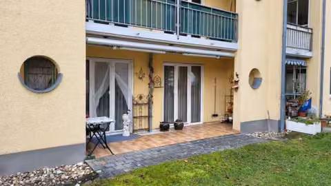 Zwangsversteigerung Eigentumswohnung in Ingolstadt – Westansicht Wohnung Nr. 84 mit überdachter Terrasse und befestigtem Gartenbereich.