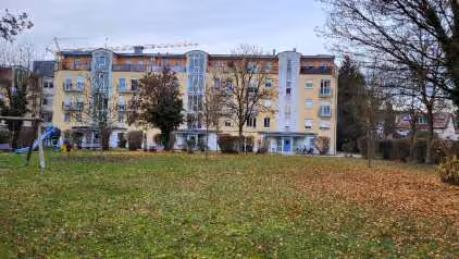 Zwangsversteigerung Eigentumswohnung in Ingolstadt – Grünfläche mit Kinderspielplatz im Innenhof über der Tiefgarage.