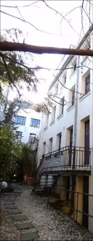 Zwangsversteigerung Eigentumswohnung in Fürth – Außenansicht von Gebäude 3 von Nordwesten mit Fassade und Treppenaufgang.