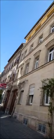 Zwangsversteigerung Eigentumswohnung in Fürth – Vorderhaus Theaterstraße 49 mit Durchgang zum Bewertungsobjekt.