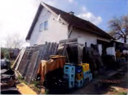Zwangsversteigerung Einfamilienhaus in Arnstorf, Döttenau – Südostansicht des Wohnhauses mit stark vermülltem Umfeld.