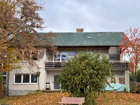 Zwangsversteigerung Einfamilienhaus in Simbach am Inn – Südfassade des freistehenden Einfamilienhauses mit Balkon und Terrasse.