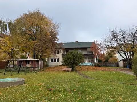 Zwangsversteigerung Einfamilienhaus in Simbach am Inn – Gesamtansicht der Südseite des Wohnhauses über den weitläufigen Garten.