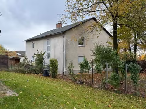 Zwangsversteigerung Einfamilienhaus in Simbach am Inn – Nordwestansicht des Einfamilienhauses mit unverputzter/unvollendeter Fassade.