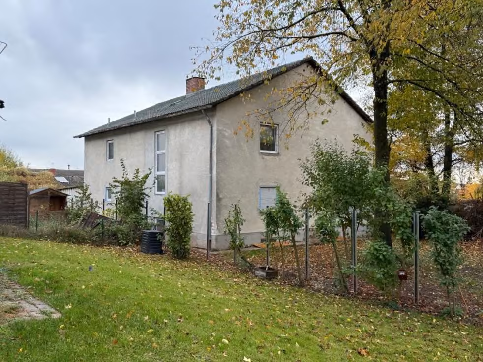 Zwangsversteigerung Einfamilienhaus in Simbach am Inn – Nordwestansicht des Einfamilienhauses mit unverputzter/unvollendeter Fassade.