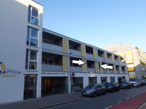 Zwangsversteigerung Eigentumswohnung in Kempten – Straßenansicht der Wohnanlage zur Hirnbeinstraße mit Lage der Wohnung C 2.5.