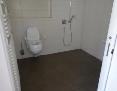 Zwangsversteigerung Eigentumswohnung in Kempten – Barrierefreies Badezimmer mit bodengleicher Dusche und Wand-WC.