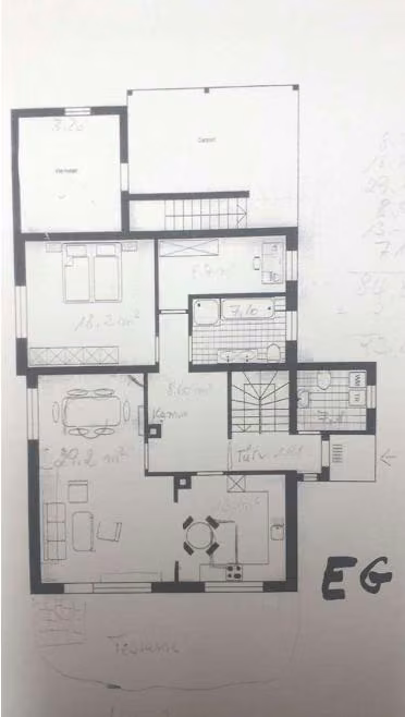 Zwangsversteigerung Mehrfamilienhaus in Breitengüßbach – Grundrissplan der Erdgeschosswohnung mit Aufteilung und Terrassenzugang.
