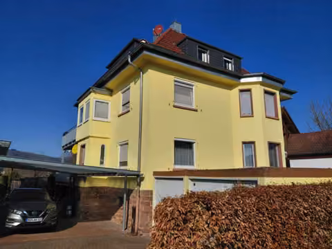 Zwangsversteigerung Mehrfamilienhaus in Lohr a. Main, Sendelbach – West- und Südseite des Mehrfamilienhauses mit Balkon- und Terrassenanlage.