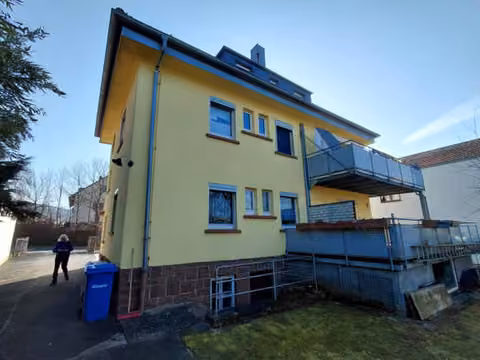 Zwangsversteigerung Mehrfamilienhaus in Lohr a. Main, Sendelbach – Ansicht der Doppelgarage mit zwei Garagentoren.