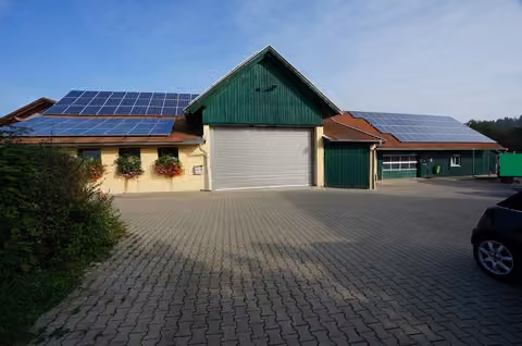 Zwangsversteigerung Grundstück in Windorf, Hitzing – Wirtschaftsgebäude auf FlNr. 3079 mit LKW-Garage und PV-Dach.
