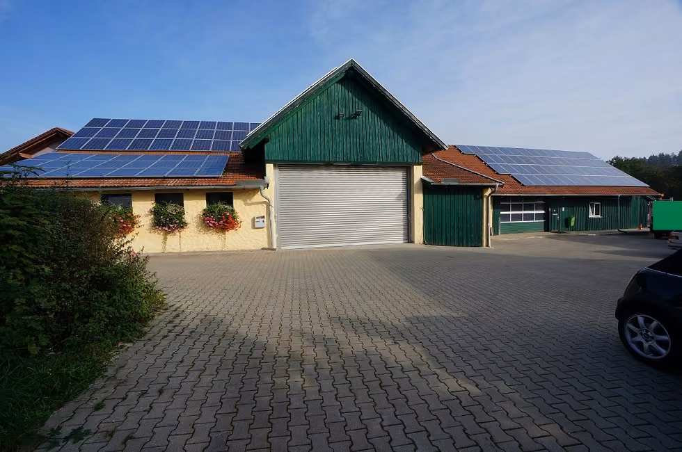 Zwangsversteigerung Grundstück in Windorf, Hitzing – Wirtschaftsgebäude auf FlNr. 3079 mit LKW-Garage und PV-Dach.