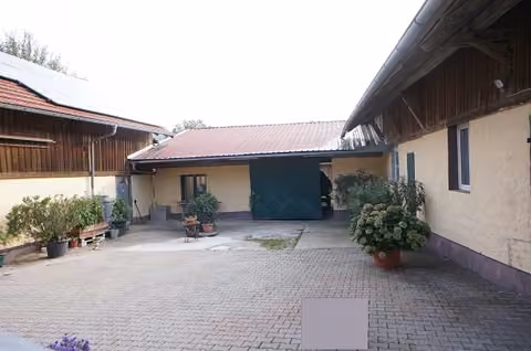 Zwangsversteigerung Grundstück in Windorf, Hitzing – Hofinnenraum mit Nebengebäuden auf Flurstück 3080.