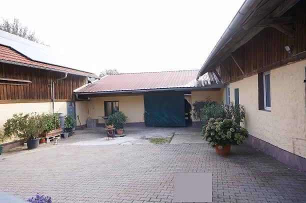 Zwangsversteigerung Grundstück in Windorf, Hitzing – Hofinnenraum mit Nebengebäuden auf Flurstück 3080.