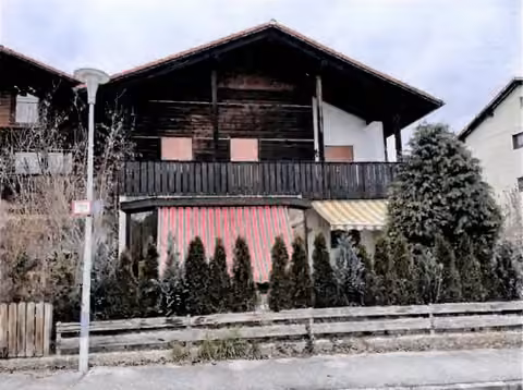 Zwangsversteigerung Reihenhaus in Burgkirchen, Hirten – Südansicht des Reihenendhauses mit Balkon und Gartenbereich.