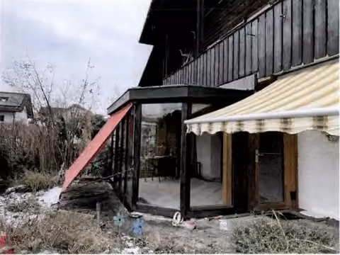 Zwangsversteigerung Reihenhaus in Burgkirchen, Hirten – Außenansicht des 2001 angebauten Wintergartens von Südwesten.