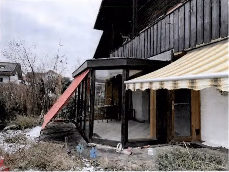 Zwangsversteigerung Reihenhaus in Burgkirchen, Hirten – Außenansicht des 2001 angebauten Wintergartens von Südwesten.