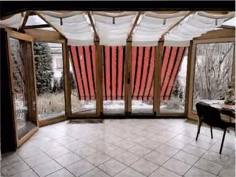 Zwangsversteigerung Reihenhaus in Burgkirchen, Hirten – Innenansicht des Wintergartens mit Deckenbeschattung und Bodenlüftungsöffnungen.