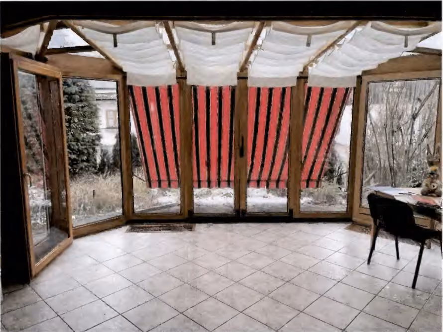 Zwangsversteigerung Reihenhaus in Burgkirchen, Hirten – Innenansicht des Wintergartens mit Deckenbeschattung und Bodenlüftungsöffnungen.