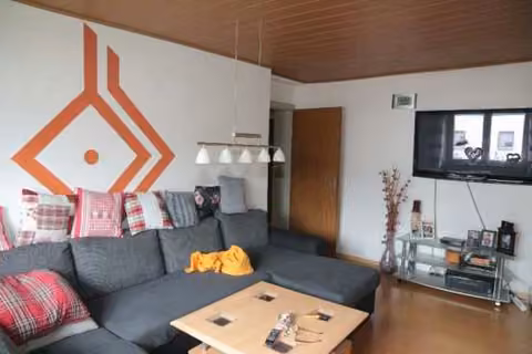 Zwangsversteigerung Mehrfamilienhaus in Kümmersbruck – Wohnzimmer der Wohnung 1 im Erdgeschoss.