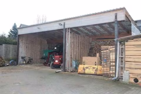 Zwangsversteigerung Mehrfamilienhaus in Kümmersbruck – Remise mit Holz- und Stahlkonstruktion und Pultdach.