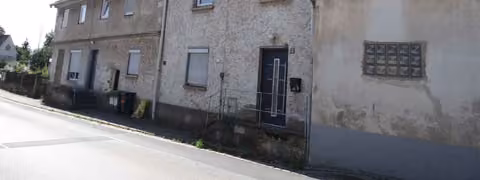 Zwangsversteigerung in Michelau i. Ofr., Schwürbitz – Blick auf das Wohnanwesen Am Heuhügel 1 und 3 von Osten.