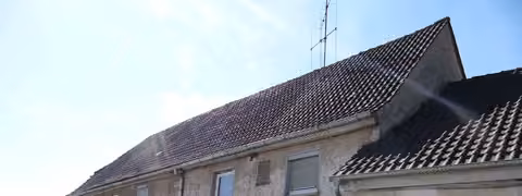 Zwangsversteigerung in Michelau i. Ofr., Schwürbitz – Nord-West-Ansicht der aneinandergebauten Wohngebäude.