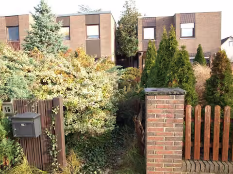 Zwangsversteigerung Reihenhaus in Berlin, Spandau / Hakenfelde – Straßenansicht des Reihenmittelhauses aus Richtung Südwest