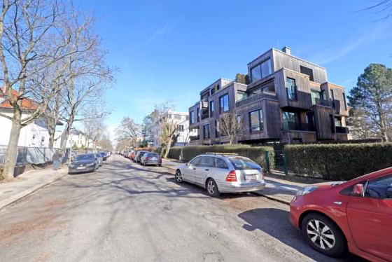 Zwangsversteigerung Eigentumswohnung in Berlin, Westend – Straßenzug Ahornallee mit Blick auf die Stadtvillenanlage.