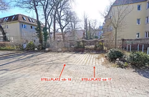 Zwangsversteigerung Eigentumswohnung in Berlin, Westend – Gepflasterte offene PKW-Außenstellplätze Nr. -ca-17 und -cb-18 im Hof.