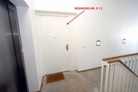 Zwangsversteigerung Eigentumswohnung in Berlin, Westend – Eingangsbereich im 1. Obergeschoss vor der Wohnungstür Nr. R 1.2 nebst Aufzug.