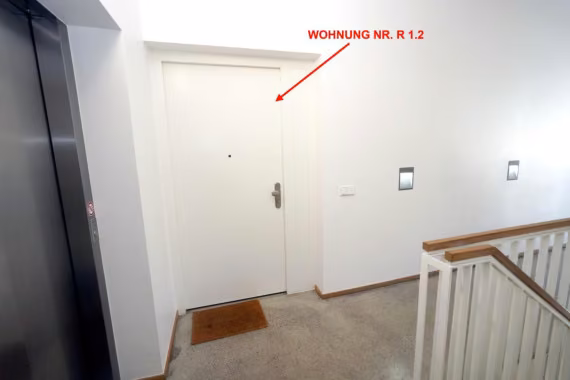 Zwangsversteigerung Eigentumswohnung in Berlin, Westend – Eingangsbereich im 1. Obergeschoss vor der Wohnungstür Nr. R 1.2 nebst Aufzug.