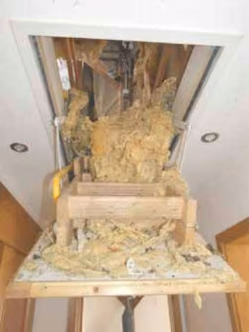 Zwangsversteigerung Einfamilienhaus in Königs Wusterhausen, Zernsdorf – Zugang zum Spitzboden mit beschädigter Dachdämmung.