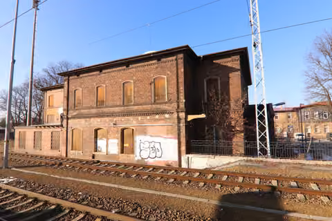 Zwangsversteigerung in Ruhland – Blick von einem Bahnsteig in westliche Richtung auf das Bahnhofsgebäude.