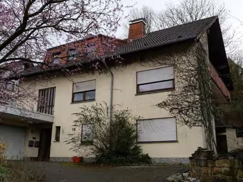 Zwangsversteigerung Zweifamilienhaus in Petersberg – Vorderansicht des Wohnhauses mit Doppelgarage und Eingangsbereich.
