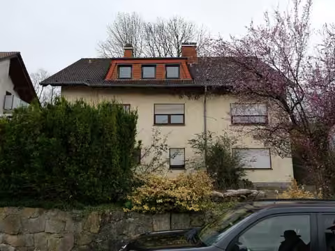 Zwangsversteigerung Zweifamilienhaus in Petersberg – Traufansicht des Gebäudes von Nordwesten mit Dachgauben.