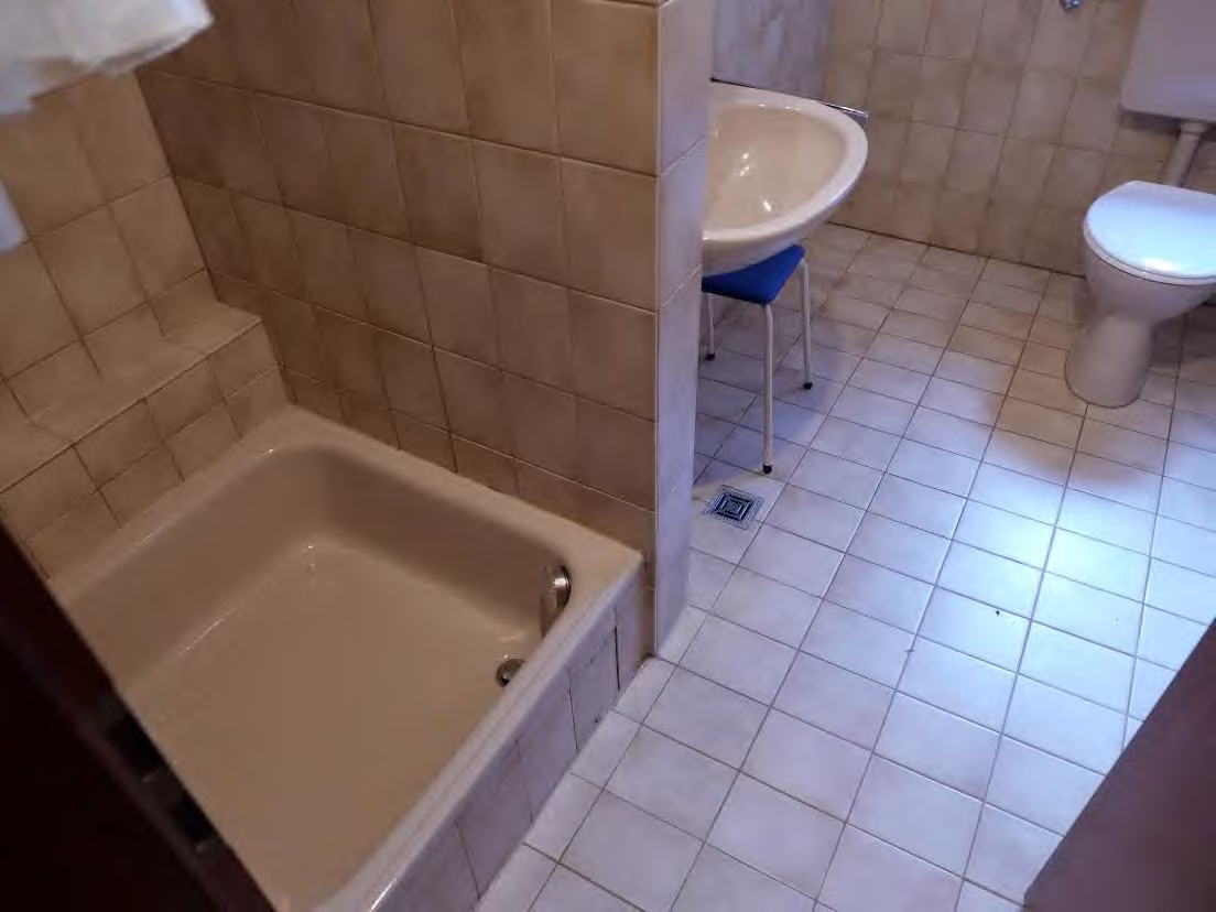 Zwangsversteigerung Zweifamilienhaus in Petersberg – Gefliestes Badezimmer mit Dusche und WC in der Einliegerwohnung.