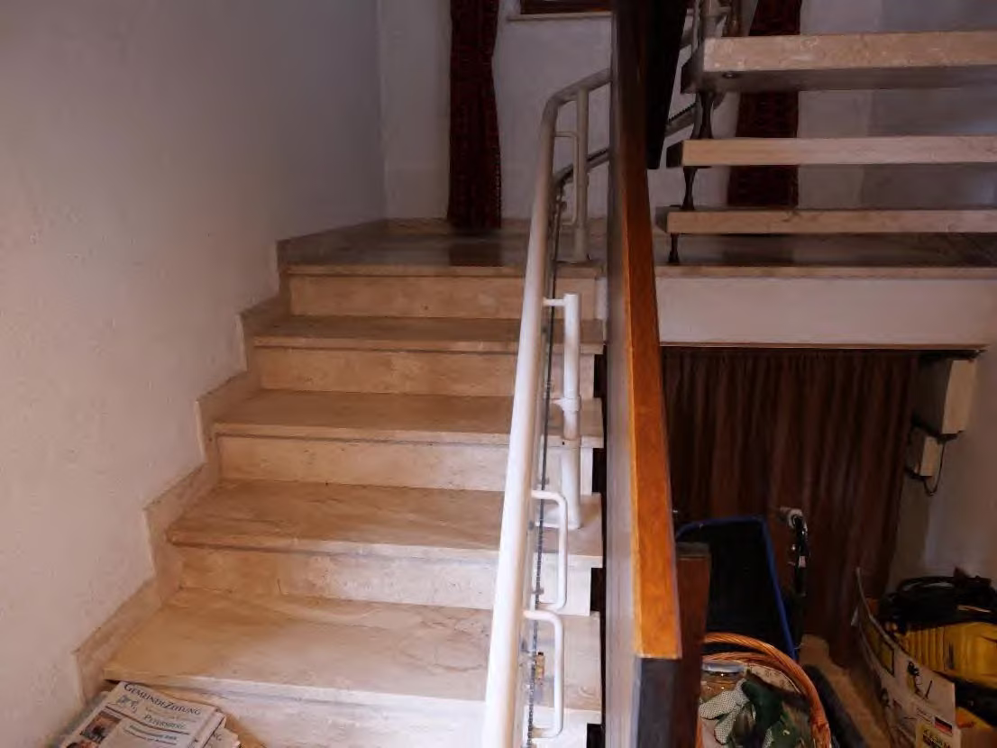 Zwangsversteigerung Zweifamilienhaus in Petersberg – Offene Holztreppe im Treppenhaus des Bewertungsobjekts.