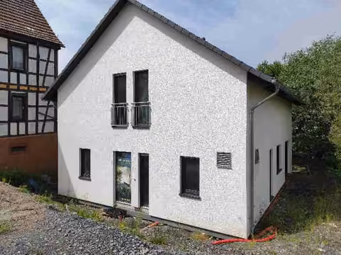 Zwangsversteigerung Einfamilienhaus in Lindenfels, Winterkasten – Außenansicht des freistehenden Einfamilienhauses in Lindenfels-Winterkasten.